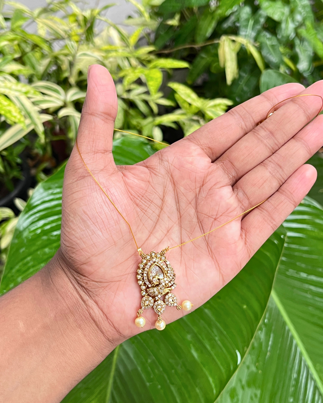 INVISIBLE CHAIN with STONE PENDANT
