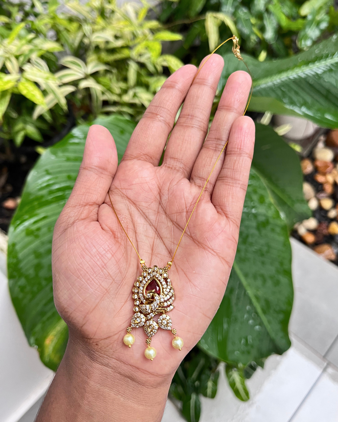 INVISIBLE CHAIN with STONE PENDANT