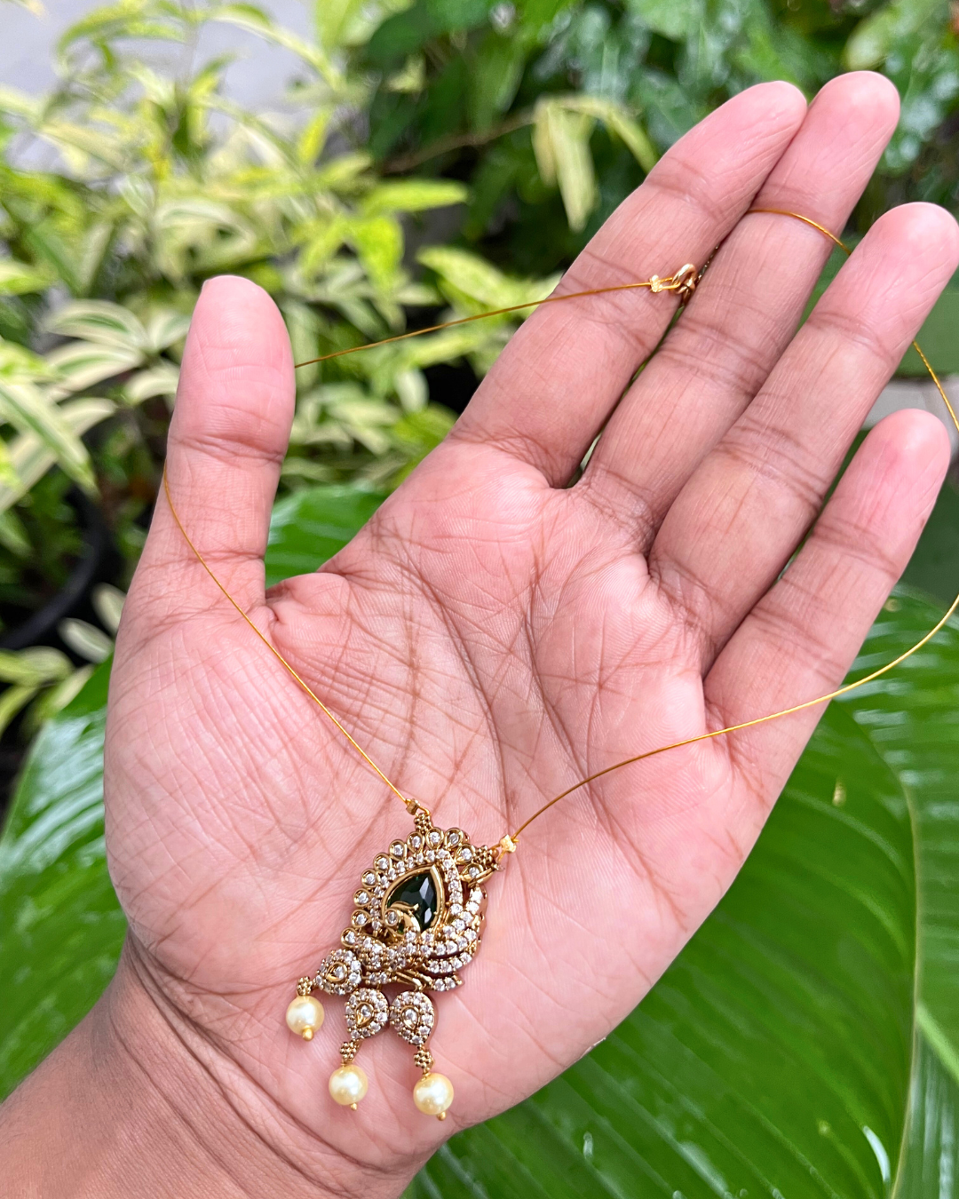 INVISIBLE CHAIN with STONE PENDANT