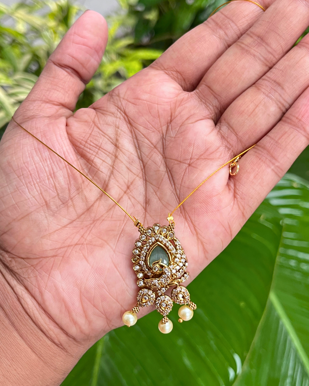 INVISIBLE CHAIN with STONE PENDANT